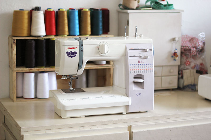 Máquina de coser Janome en el taller de Patka Studio.